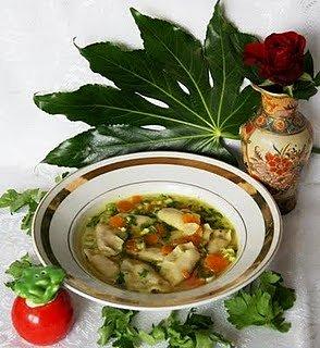 Mini pierożki w złotym bulionie