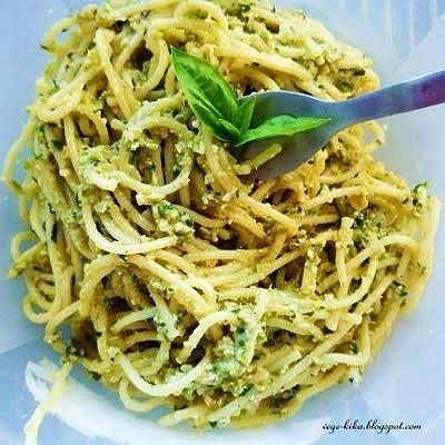 Spaghetti z cukiniowym pesto – przepis na wegańskie danie z makaronem