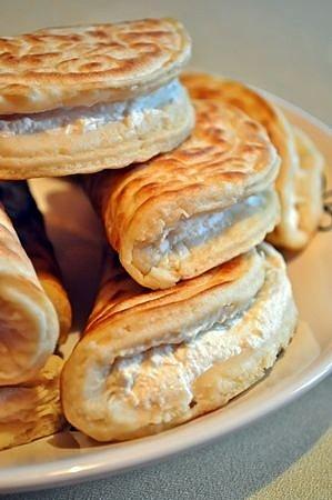 Placki z serem i syropem różanym