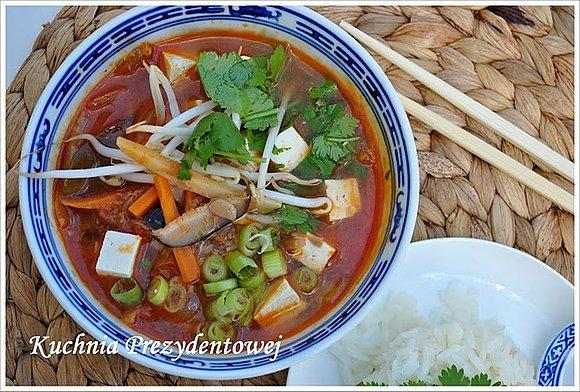 Kimchi jjigae koreańska zupa z tuńczykiem