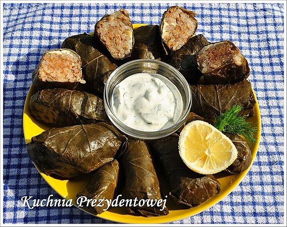 Greckie gołąbki dolmades z marynowanych liści winogron
