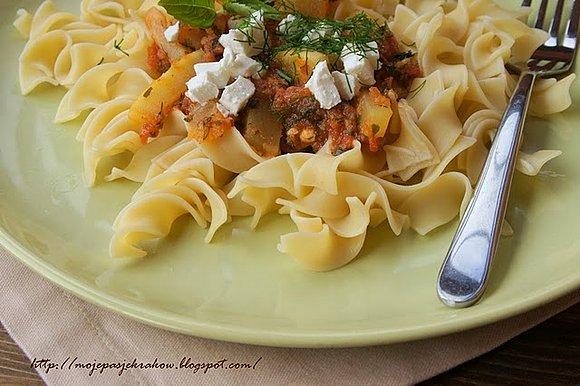 Makaron tagliatelle z cukinią i pomidorami