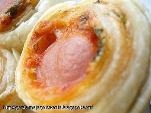 Mini-pizza z ciasta francuskiego z kiełbasą i serem