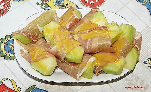 Melon z szynką parmeńską i sosem miodowo-musztardowym