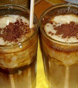 Kawa bananowa lub shake bananowo-kawowy