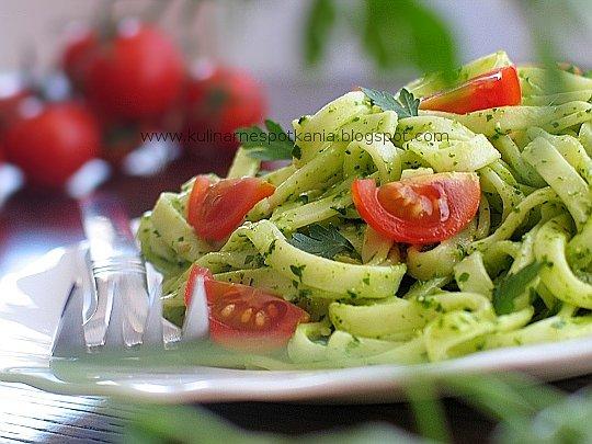 Makaron tagliatelle z pietruszkowo-cytrynowym pesto