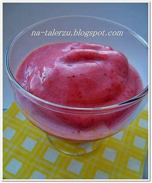 Dietetyczne lody z zamrożonych truskawek