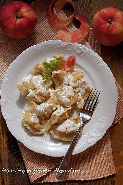 Pierogi z jabłkami i cynamonem w słodkiej śmietankowej polewie