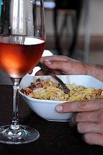 Tagiatelle z kurkami i łososiem wędzonym