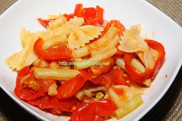 Farfalle z papryką i fasolką