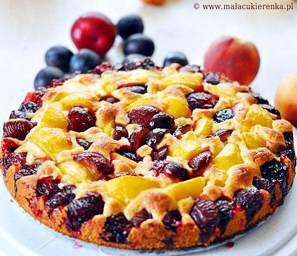 Marcepanowe ciasto ze śliwkami i brzoskwiniami