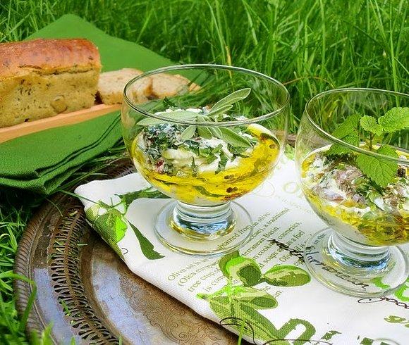 Śniadanie na trawie z kozim serem i ziołami