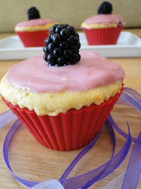 Cytrynowe muffinki z jeżynami
