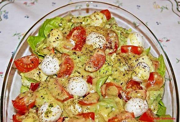 Sałatka z awokado i mozzarellą
