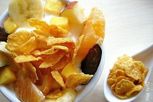 Musli z owocami i jogurtem