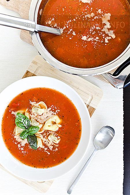 Zupa pomidorowa z ravioli i parmezanem