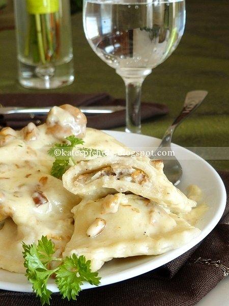 Ravioli z kurkami, gorgonzolą i śmietankowym sosem na urodzinową okazję