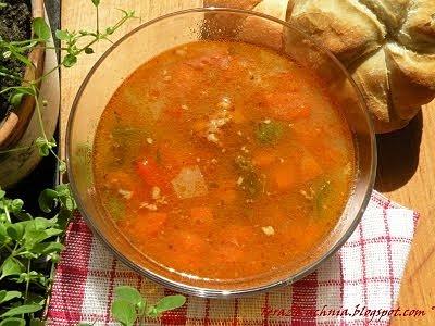 Zupa gulaszowa - przepis na smakowity kociołek z mięsem i warzywami