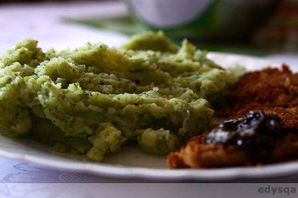 Zielono-białe puree z ziemniaków i brokułów