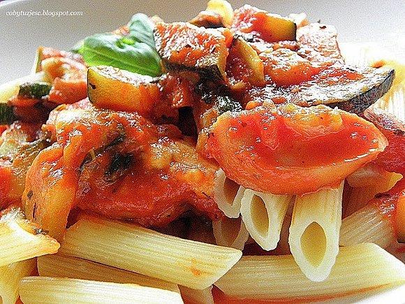Penne rigate z cukinią bakłażanem sałatą i pomidorami