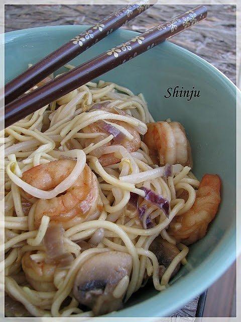 Noodle z krewetkami, pieczarkami i kiełkami fasoli mung