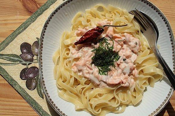 Tagliatelle z wędzonym łososiem