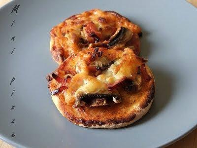 Mini pizze na imprezę z ciasta i dowolnymi dodatkami