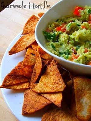 Guacamole z chipsami z tortilli