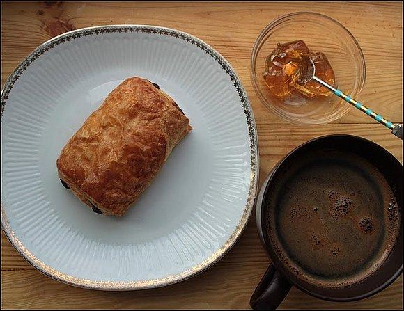 Francuskie śniadanie z pain au chocolat