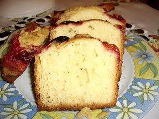 Drożdżowo-miodowe ciasto ze śliwkami