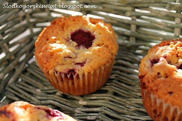 Muffiny z białą czekoladą i malinami