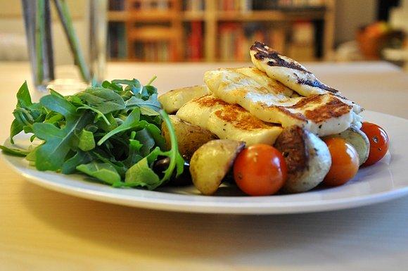 Halloumi z ziemniakami i pomidorami na lato