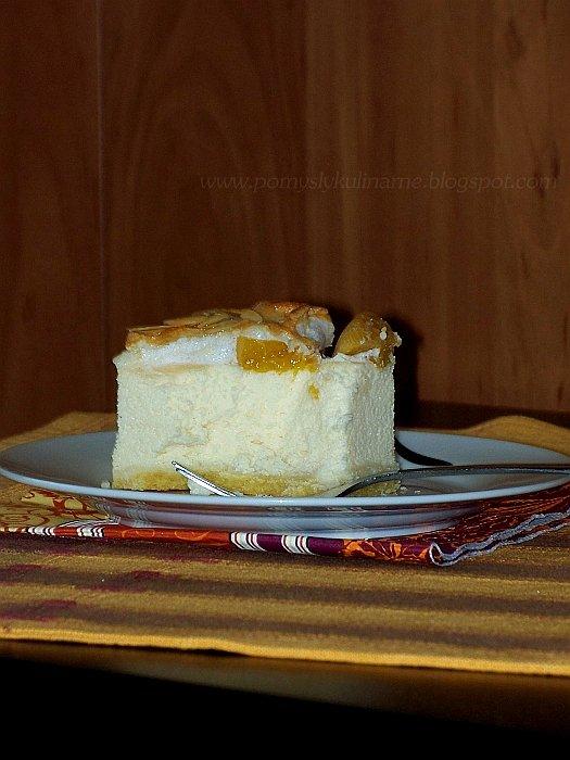 Brzoskwinie w serniku z pianką migdałową