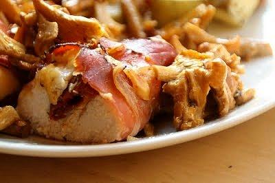 Pierś kurczaka w szynce parmeńskiej z suszonymi pomidorami i kurkami