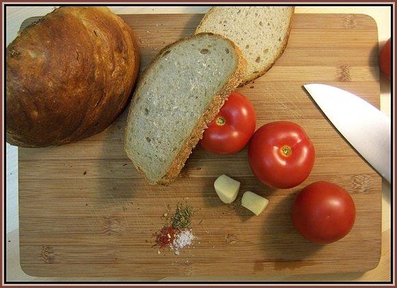 Pan con tomate na ciepło z pomidorami i czosnkiem