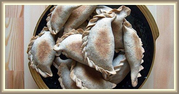 Kruche pierogi żytnie z farszem z kaszy gryczanej