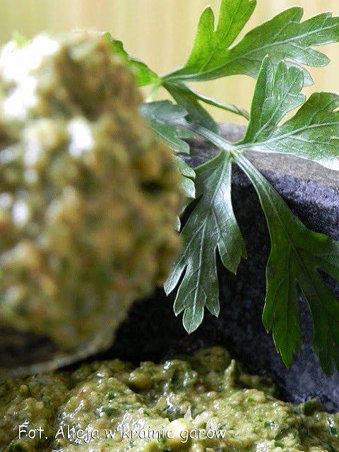 Kręte ścieżki pietruszkowo-migdałowego pesto