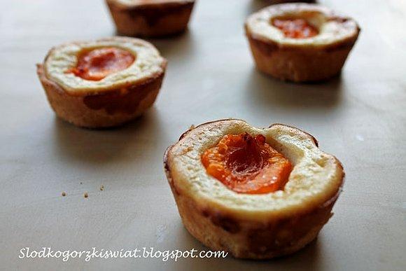 Mini serniczki z mascarpone i morelami