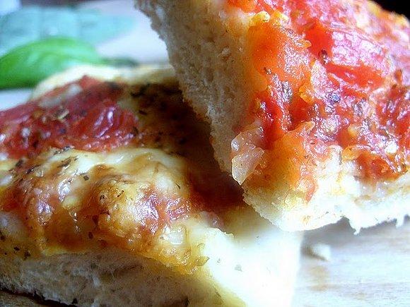 Focaccia z pomidorami – prosty włoski przepis na domowy chleb