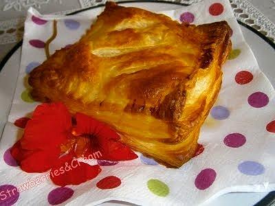 Drożdżówki z ciasta francuskiego z białym serem