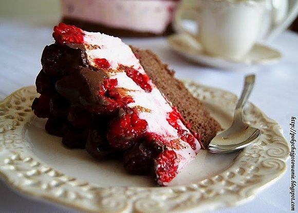 Tort z malinami