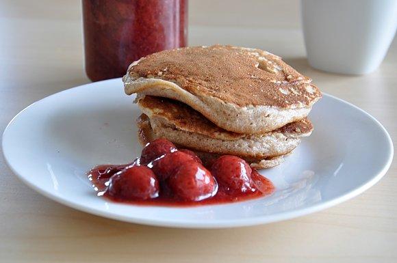 Słodkie śniadanie cynamonowe pancakes