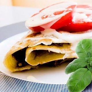 Naleśniki z pesto, pomidorem i sosem do sałatki