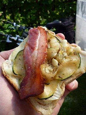 Tosty z grilla z serem camembert i pomidorami