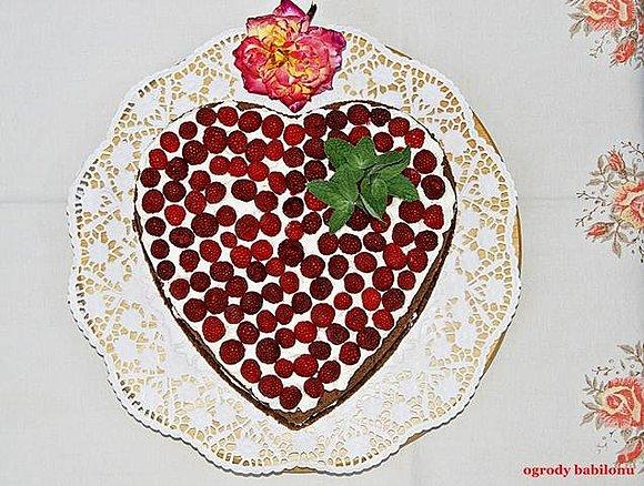 Malinowe serce - delikatne ciasto czekoladowe z malinami
