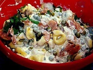Sałatka z tortellini z szynką i pieczarkami