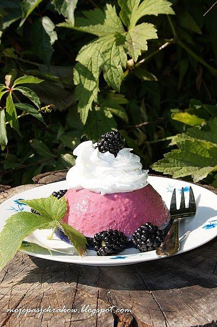 Deser z owoców leśnych typu panna cotta