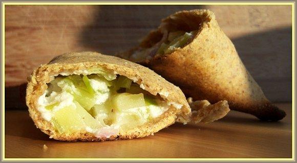 Pieczone pierogi z ziemniakami, porami i fetą