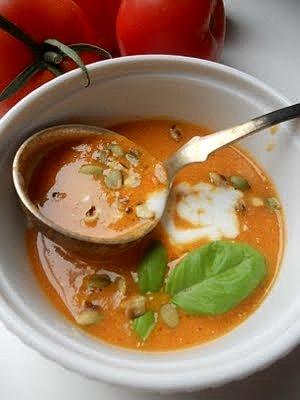 Zupa pomidorowa z cebulą i przyprawami
