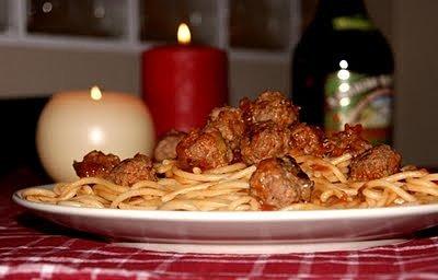 Spaghetti z klopsikami przepis na włoski makaron z mięsem